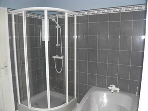 Bathroom - Charming Watermill Gîte: 6BR, Fireplace, Private Garden, Pond, Terrace, WiFi, Linens Included (Foussais-Payré)
