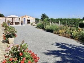 Property grounds - Charming Renovated Farmhouse with Private Garden, Near Fishing Pond, Trampoline, and BBQ (Brem)