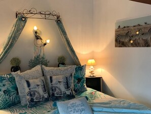 4 bedrooms, free WiFi - Charming Renovated Farmhouse with Private Garden, Near Fishing Pond, Trampoline, and BBQ (Brem)