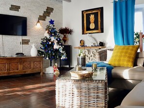 TV - Charming Renovated Farmhouse with Private Garden, Near Fishing Pond, Trampoline, and BBQ (Brem)