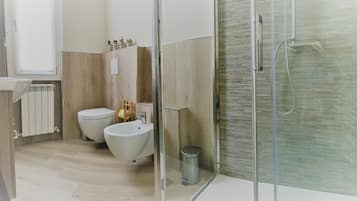 Doccia, asciugacapelli, bidet, asciugamani
