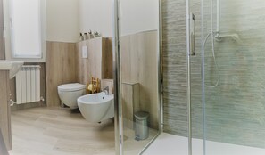 Shower, hair dryer, bidet, towels - Cerizio House directly on Lake Pusiano (BOSISIO PARINI)