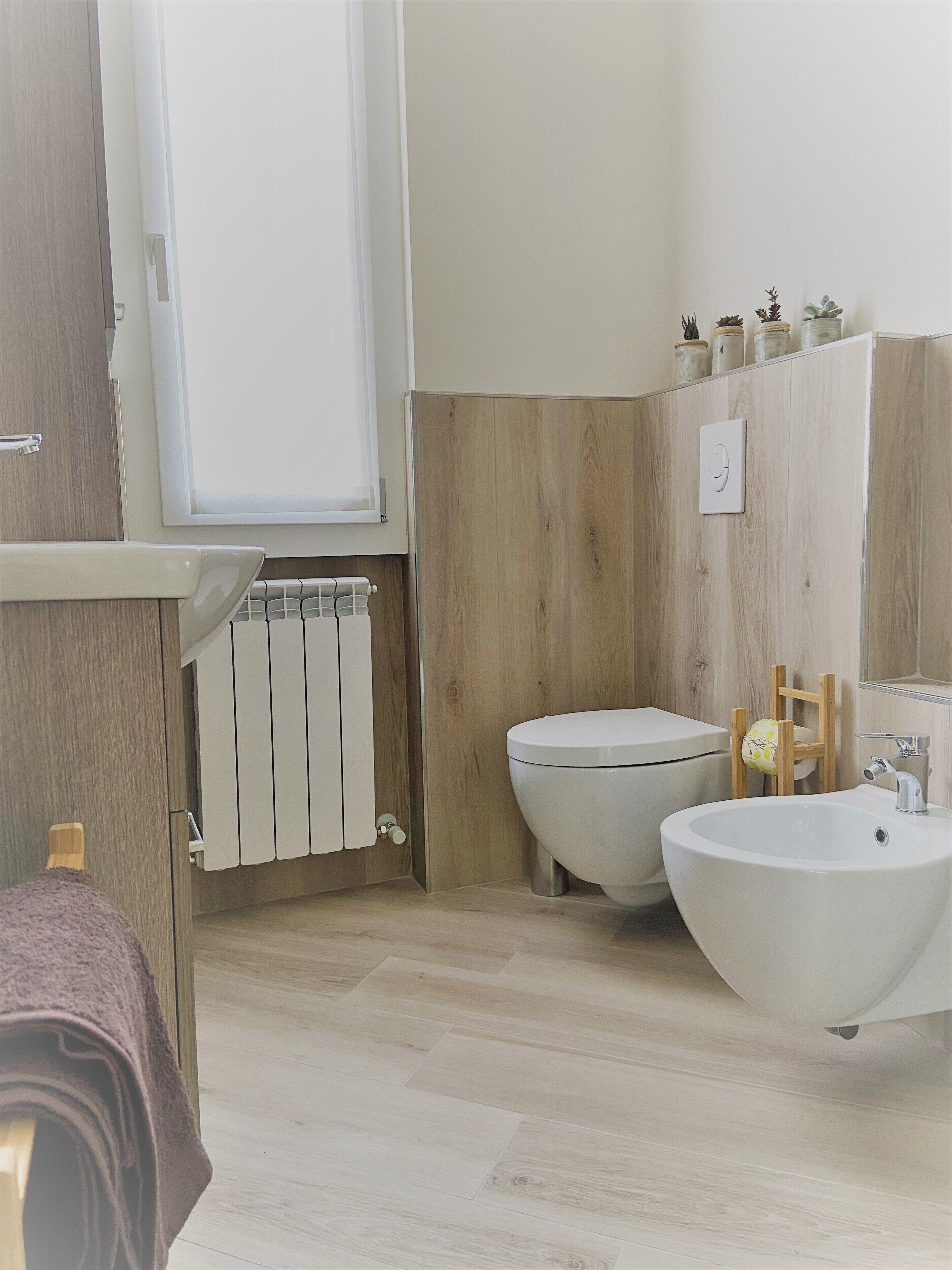 Douche, sèche-cheveux, bidet, serviettes fournies