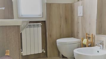Douche, sèche-cheveux, bidet, serviettes fournies