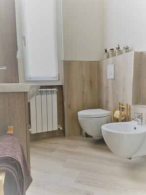 Shower, hair dryer, bidet, towels - Cerizio House directly on Lake Pusiano (BOSISIO PARINI)