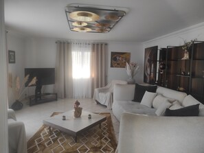 TV - Spacious Farmhouse with Wi-Fi, Terraces, and Lake Access (Brem)