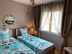 4 bedrooms, free WiFi - Spacious Farmhouse with Wi-Fi, Terraces, and Lake Access (Brem)