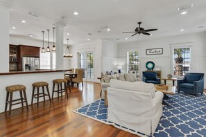 Smart TV, videogames, DVD player, pebolim