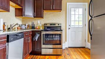 Køleskab, mikrobølgeovn, ovn, kogeplade