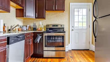 Frigorífico, microondas, horno y placa de cocina