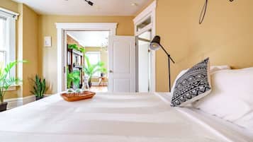 2 sovrum, vÀrdeförvaringsskÄp pÄ rummet och skrivbord