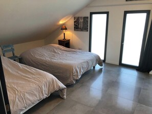 3 Schlafzimmer, Schreibtisch, Bügeleisen/Bügelbrett, Reisekinderbett