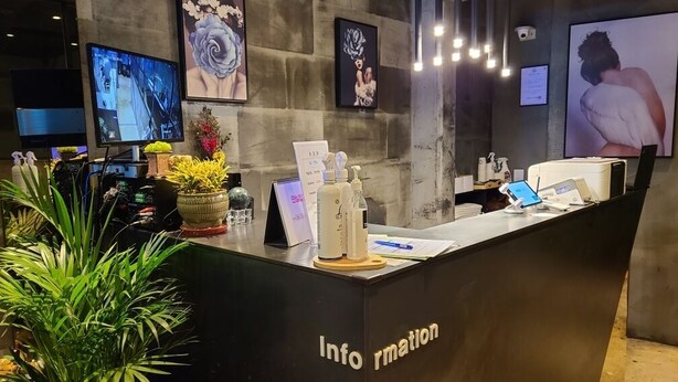 En moderne receptionsdisk med skiltet 'Information'.