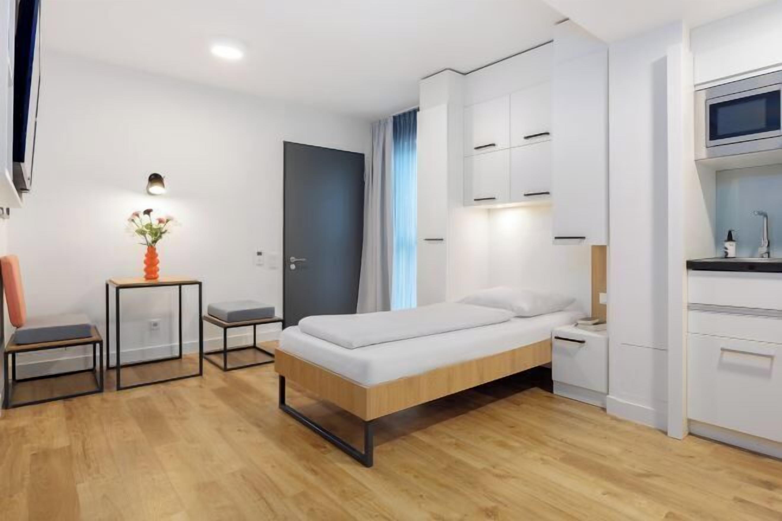 Laptop workspace, soundproofing, free WiFi, bed sheets