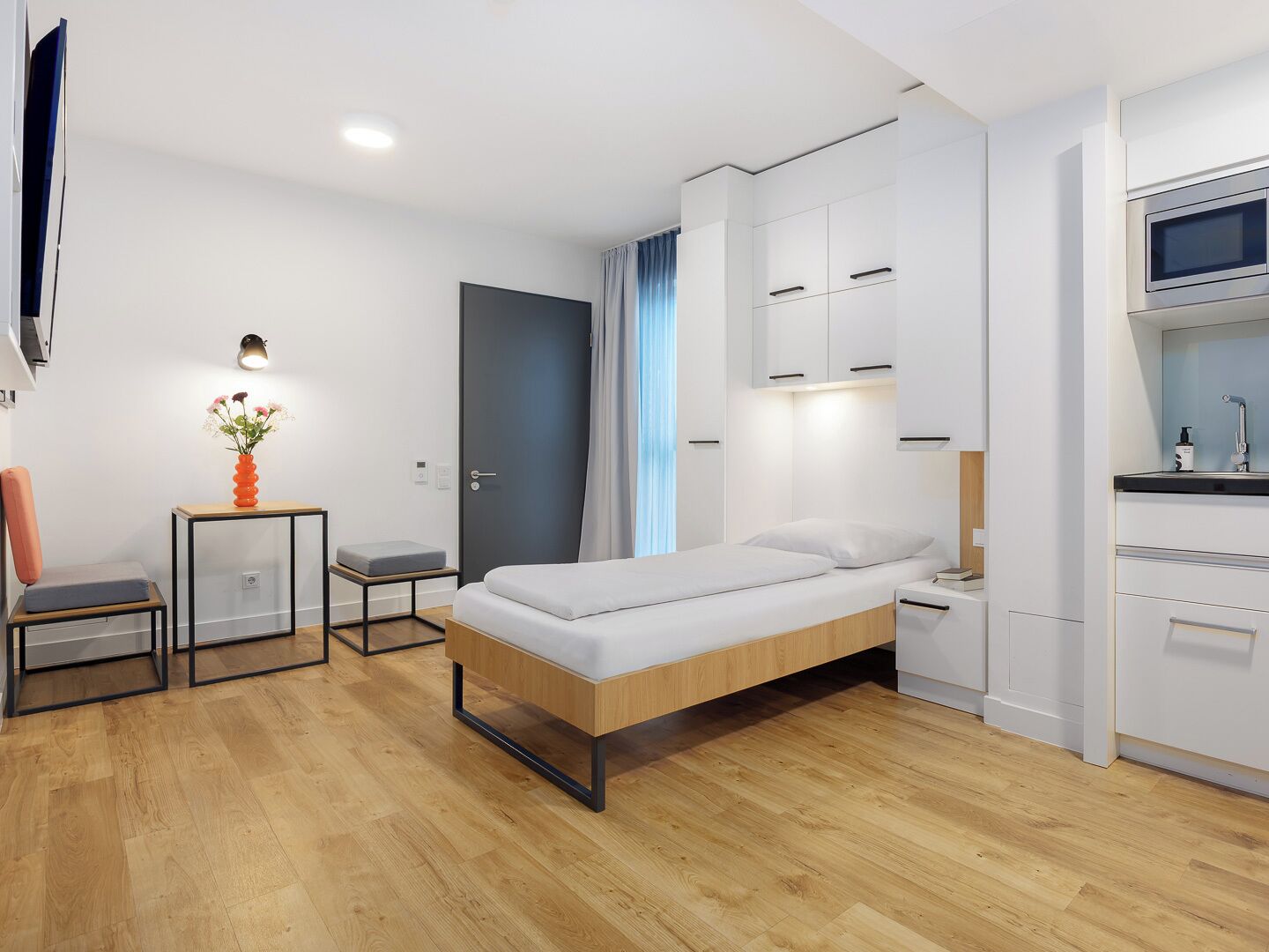 Laptop workspace, soundproofing, free WiFi, bed sheets