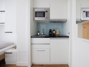 Studio S | Cozinha privada | Geladeira grande, micro-ondas, cooktop, lava-louças