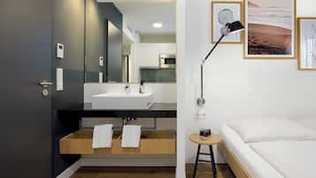 Studio (XL) | Een laptopwerkplek, geluiddichte muren, gratis wifi, beddengoed