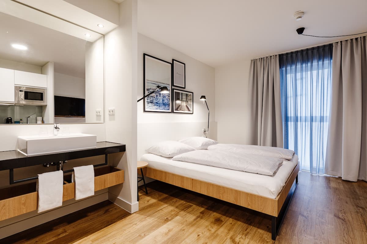 Studio (XL) | Een laptopwerkplek, geluiddichte muren, gratis wifi, beddengoed