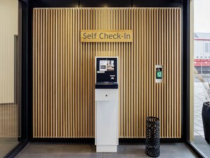 Check-in/check-out kiosk - smartments Mannheim Hauptbahnhof (Mannheim)