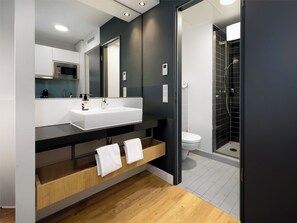 Shower, hair dryer, towels - smartments Mannheim Hauptbahnhof (Mannheim)