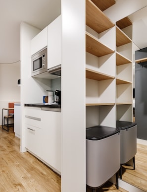 Studio XL | Private kitchen | Full-size fridge, microwave, stovetop, dishwasher