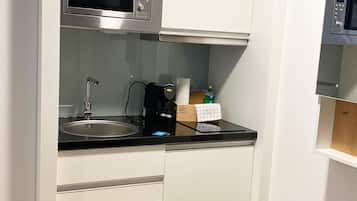 Full-size fridge, microwave, stovetop, dishwasher