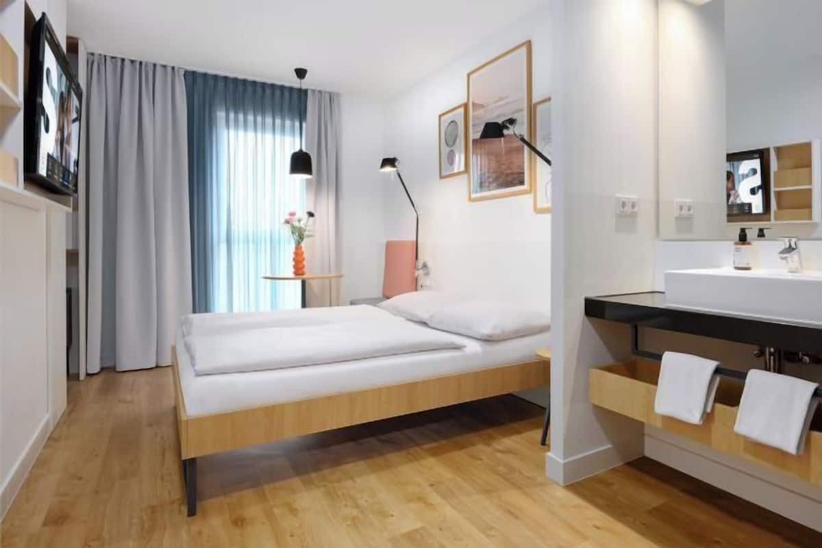 Laptop workspace, soundproofing, free WiFi, bed sheets