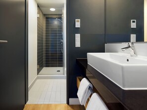 Studio XL | Bathroom | Shower, hair dryer, towels
