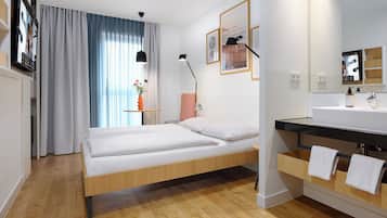 Familienzimmer, 2 Schlafzimmer | Laptopgeeigneter Arbeitsplatz, schallisolierte Zimmer, kostenloses WLAN