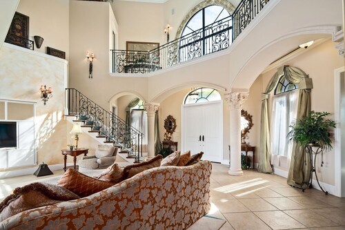 Enjoy Your Vacation in this Captivating 4 Bedroom Home!