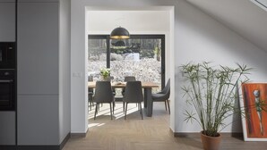 A modern kitchen with a built-in oven and a dining area with a table and chairs. - Lovely Villa Arman with a pool and a jacuzzi (Vizinada)