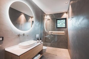 Ducha, secador de pelo, toallas