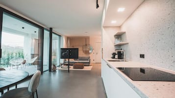 Fridge, oven, stovetop, dishwasher