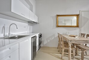 Jääkaappi, uuni, astianpesukone, kahvin-/teenkeitin