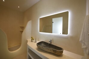 Shower, hair dryer, towels, soap - Villa Meropi 3 bedrooms, Lia Villas Mykonos (Lia)