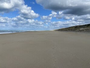 På stranden