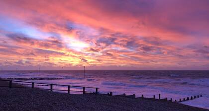 Purple Cloud - pet friendly 4 bedroom garden Cottage