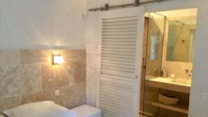 Un baño con ducha, inodoro y lavabo.
