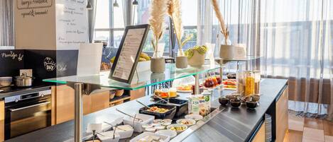 Sarapan prasmanan setiap hari (EUR 16 per orang)