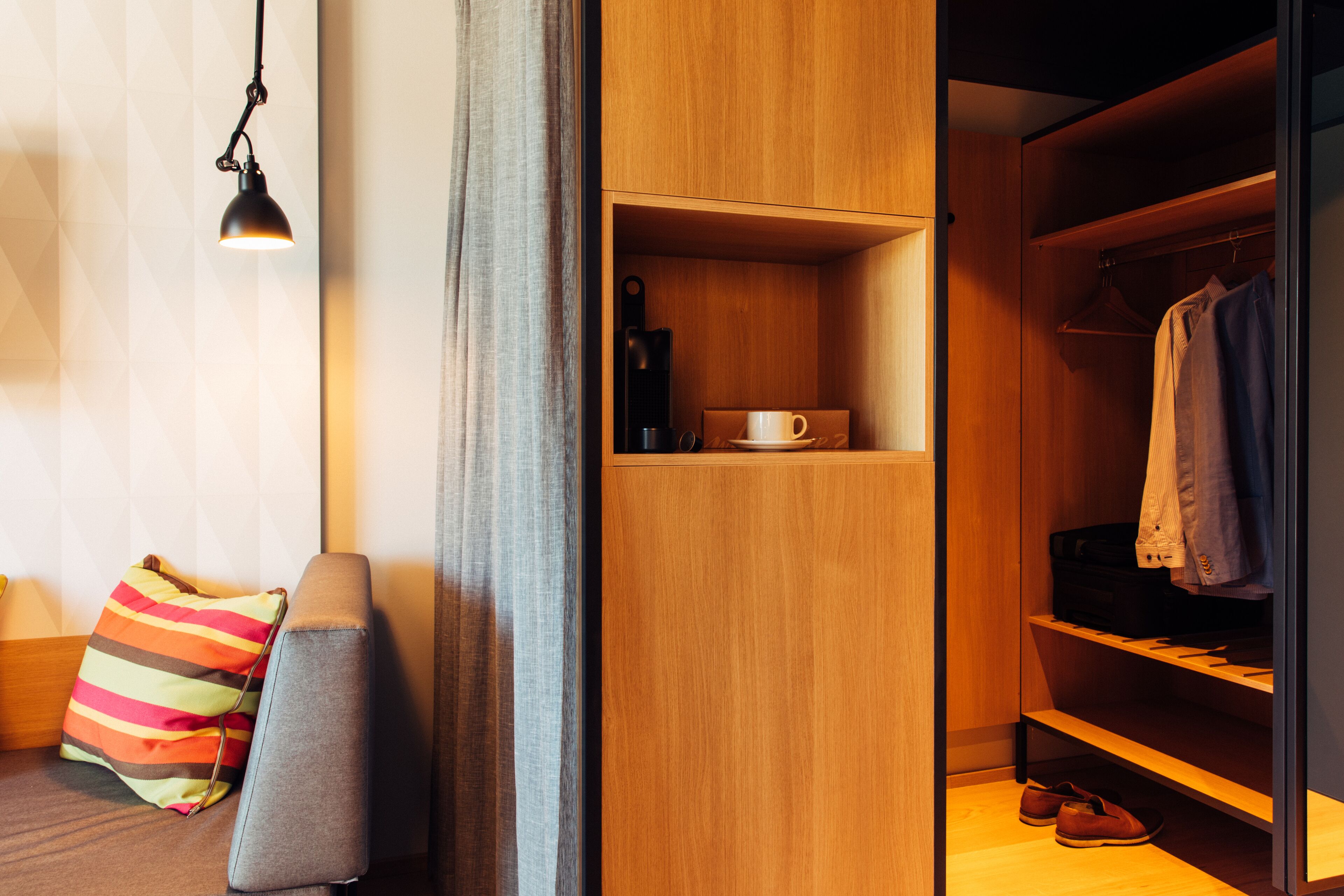 防过敏的被褥、客房内保险箱、办公桌、遮光窗帘