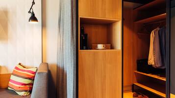 Hypo-allergenic bedding, in-room safe, desk, blackout curtains