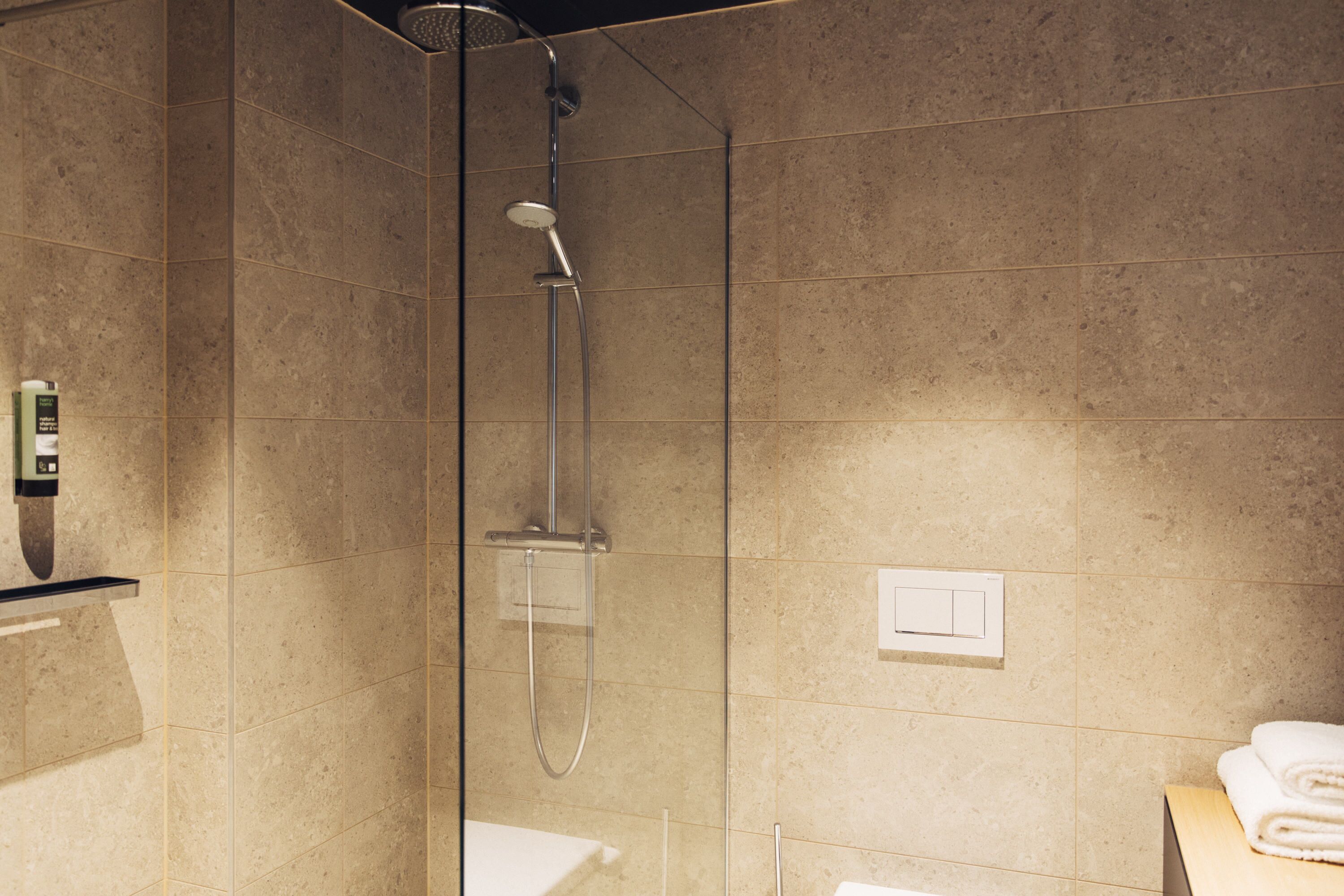 standard room | bathroom | eco-friendly toiletries, hair dryer, towels