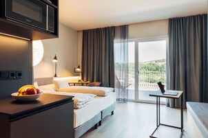 防过敏的被褥、客房内保险箱、办公桌、遮光窗帘