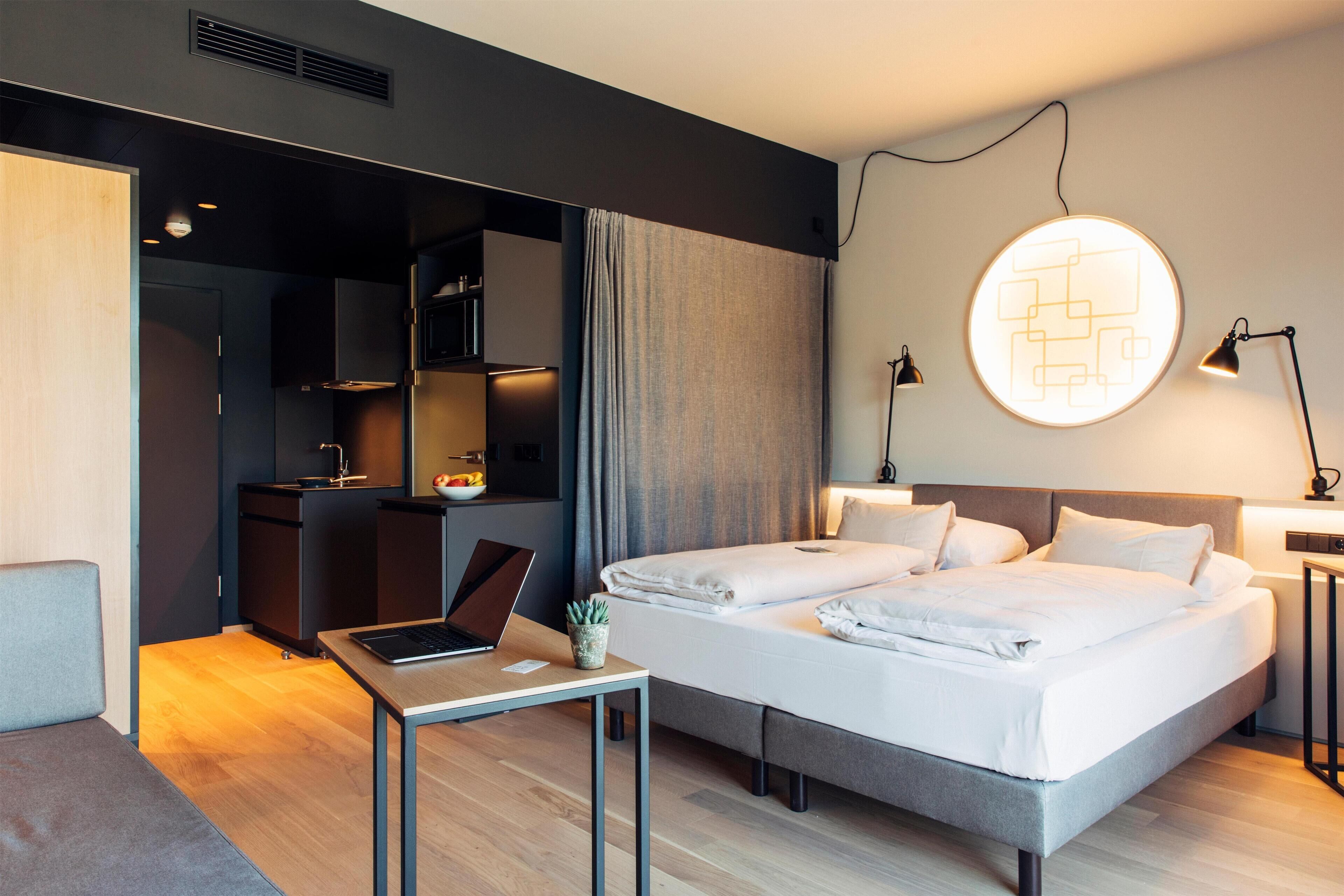 Hypo-allergenic bedding, in-room safe, desk, blackout drapes