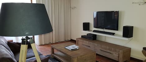 Téléviseur, foyer, livres, chaßne audio