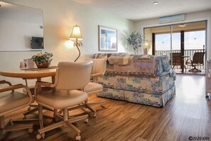 Apartment, 2 Schlafzimmer | Wohnzimmer | Fernseher