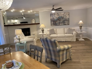 Condo, 3 habitaciones | Área de sala de estar | Televisión