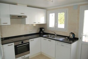 Een koelkast, een magnetron, een oven, een kookplaat