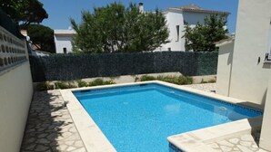 A rectangular swimming pool with a stone border, surrounded by a stone patio and a low hedge. - PRIVATE Villa with Pool/WIFI/PARKING - Villa Alba, Villa Alba In L'Escala - $ Bedrooms, Pool, WIFI (L'Escala)