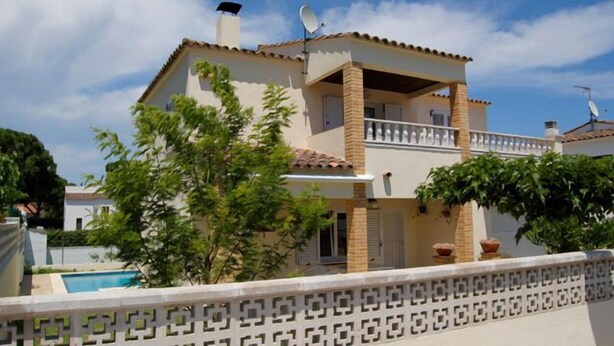 A two-story house with a balcony, a swimming pool, and a decorative fence. - PRIVATE Villa with Pool/WIFI/PARKING - Villa Alba, Villa Alba In L'Escala - $ Bedrooms, Pool, WIFI (L'Escala)